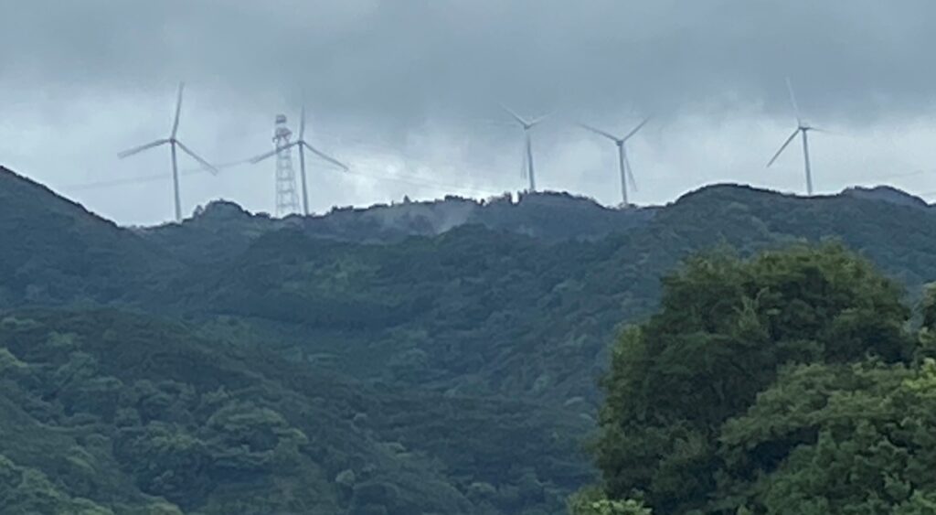 山の上の風車