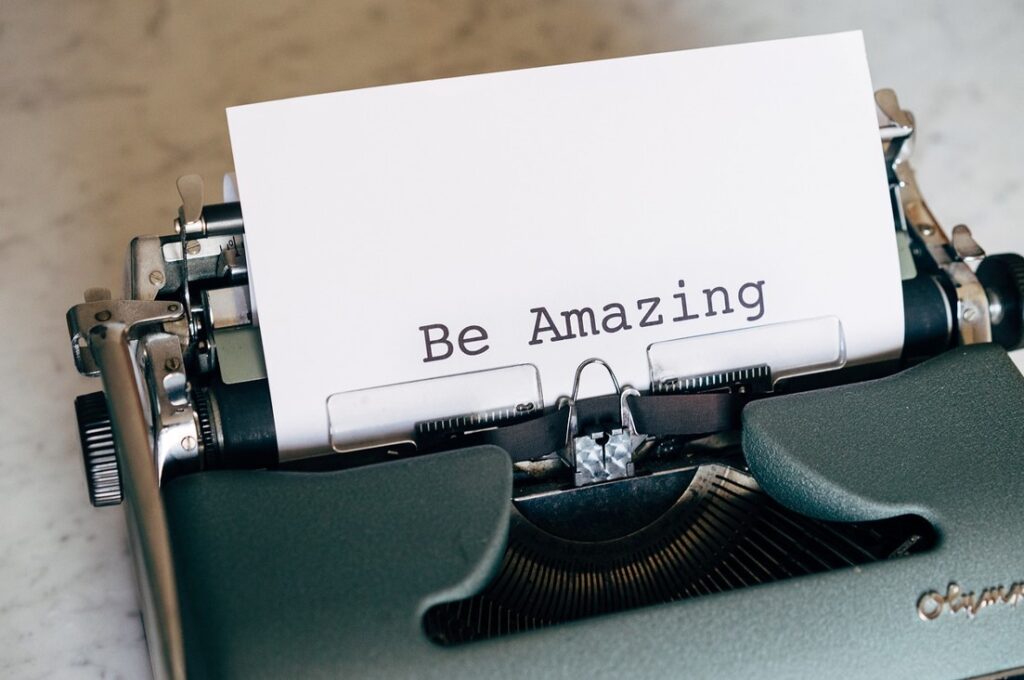 タイプライターに「Be Amazing」の文字